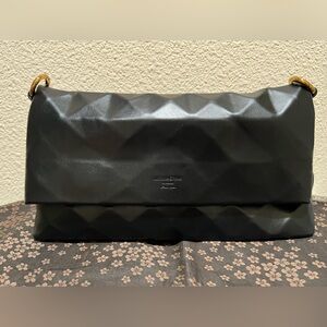 Black diamond pressed bag, soft leather texture, with two shoulder straps